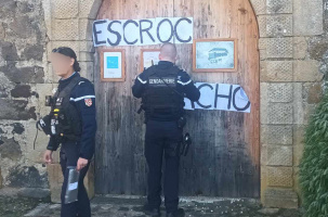Les gendarmes sur place pour constater les incivilités sur la forteresse de St-Vidal. 
