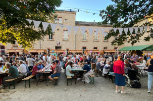 Les tables sont remplies et la foule ravie
