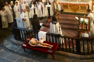 Lors de la cérémonie et de son antique protocole.