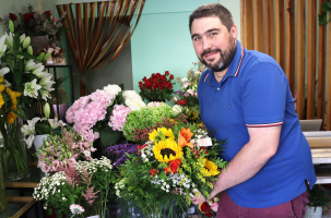 Loïc Ferrapie, ambassadeur d'une longue histoire toute de fleurs vêtue.