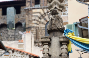 S'écoule de la fontaine de l'Ange un véritable obscurantisme religieux. 