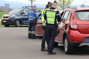 Contrôle d'identité et papiers du véhicule pour de nombreux automobilistes