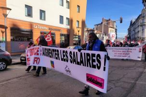 Plus de 600 personnes ont manifesté pour les salaires au Puy le 27/01/2022.