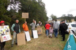 Le 8 sept 2019, les écologistes présents contre la destruction des haies à Séneujols.