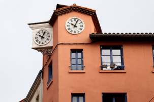 Les trois horloges... Une histoire de temps, de grains et de colère. 