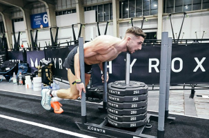 Evan Marion en pleine poussée de traîneau