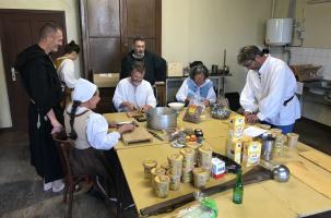 Les bénévoles de l'association préparent une recette de boisson à base de gingembre.