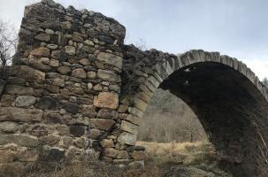 Ce monument en partie ruiné est situé 600 mètres en amont du Pont Moderne.