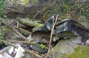 Plus haut, des déchets encore plus gros et plus nombreux