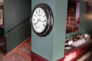 La pendule du "Bud" sur un mur tout neuf égrène le temps avant l'ouverture du Michelet. 