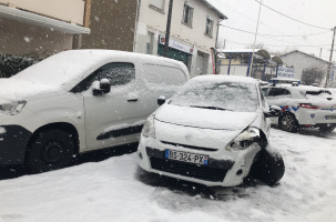 La voiture, à l'avenue Foch, a perdu une roue. 