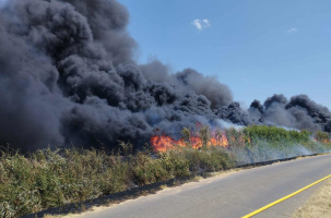 Les flammes se propagent rapidement à cause du vent.