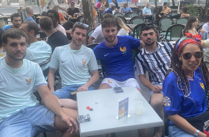 Alex (en chemise à rayures) et ses amis aux premières loges