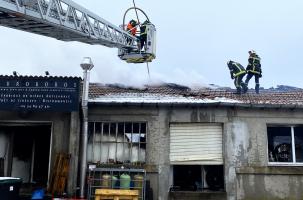 La brasserie Ouroboros en proie aux flammes.