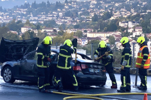 La voiture a dû être forcée pour circonscrire tout nouveau départ de flamme éventuel.