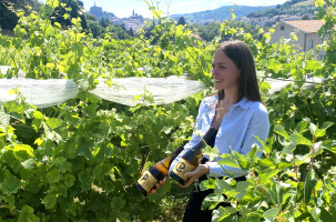 Jade Hérail, directrice du domaine à Espaly, porte les deux premières cuvées du domaine.