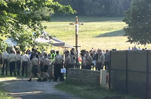 Un calvaire de 5 m de haut, installé dans un pré privé, déchaine les passions.