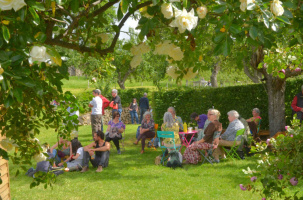 Des roses et des humains à la Journée des Roses.