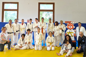 Ceinture noire "de bienveillance" des enseignants pour les jeunes sportifs. 