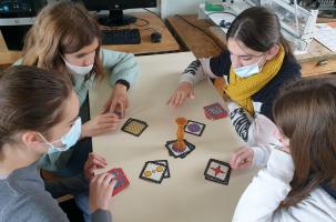 Des enfants jouent au Jungle Speed.