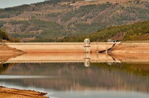 Cette photo date du 15 février 2024. Au fond, la ligne bétonnée du barrage de Naussac.