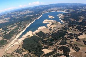 La retenue d'eau de Naussac, aussi indispensable qu'en grand danger. 