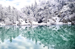 Le lac Bleu d'une pureté presque palpable, pris en photo le 25 décembre 2025.