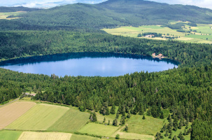 Une perle d'eau versée dans un vert de montagne.