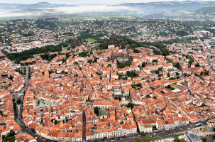 Le Puy-en-Velay, centre de la Communauté d'Agglomération qui regroupe 72 communes. 