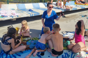 Lecture à la volée au bord de la piscine
