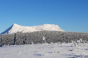 Le mont Mézenc, colosse de pierres et lieu de mystères, étendu là aux confins des terres. 