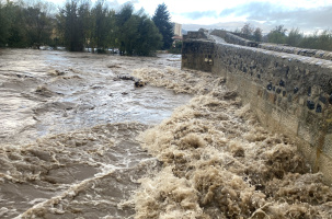 Le Pont de la Chartreuse est percuté de plein fouet le torrent et les troncs d'arbres.