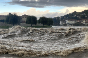 Des vagues parfois de plusieurs mètres de haut vers les seuils d'Audinet à Brives.