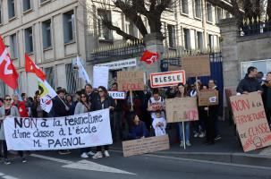 Des parents ensemble pour sauver la classe des écoles de leur commune.