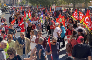 Durant la manifestation du 18 septembre 2025, sur le boulevard du Breuil, au Puy-en-Velay.