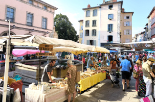 Le marché du Puy-en-Velay possède plusieurs stands avec la mention Nature et Progrès. 