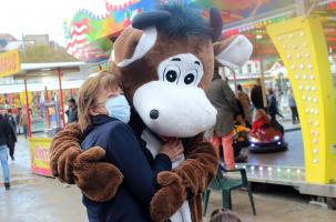 mascotte qui enserre une personne à la vogue du Puy