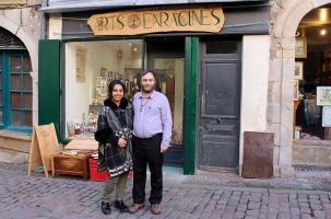 Maxime Sanial et son épouse propriétaires de la librairie Arts Enracinés au Puy. 
