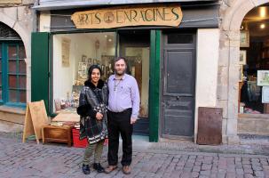 Maxime Sanial et son épouse, propriétaires de la librairie Arts Enracinés au Puy. 