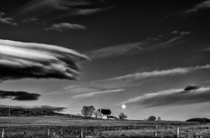 La magie des nuages, de la lune...et de la solitude dans les montagnes du Mézenc.