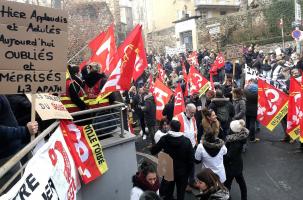 Manifestants devant l'ARS au Puy-en-Velay