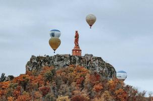 Des montgolfières autour de la Vierge du Puy-en-Velay