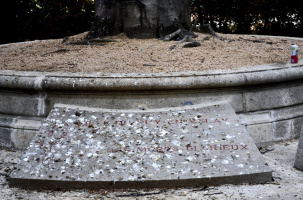 Le monument aux morts, place de la mairie, durant le mois de janvier 2022.