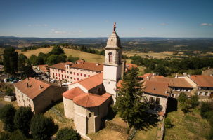 Vue sur la chapelle de Pradelles