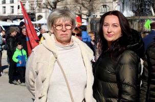 (À gauche), Irena, ressortissante russe, aux côtés d'Olga d'Ukraine., Conflit entre la Russie et l'Ukraine.