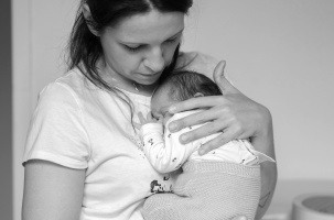 Tendresse et gestes professionnelles dans les mains d'Orianne. 
