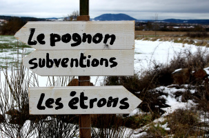 L'un des panneaux installés à l'entrée du village de Pralhac.