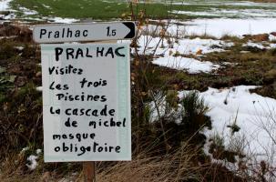 Un panneau de contestation à l'entrée du village de Pralhac durant l'hiver 2021. 
