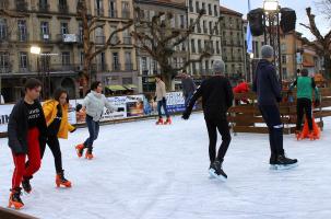 La patinoire de Noël du Puy-en-Velay installée tout le mois de décembre 2022.
