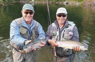 Des trésors argentés dans les mains des pêcheurs ravis.